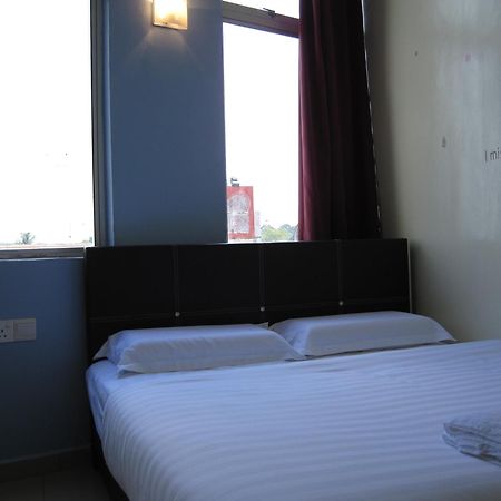 Max Inn Hotel Parit Raja Ruang foto