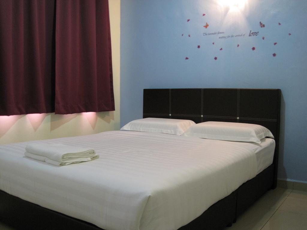 Max Inn Hotel Parit Raja Bagian luar foto