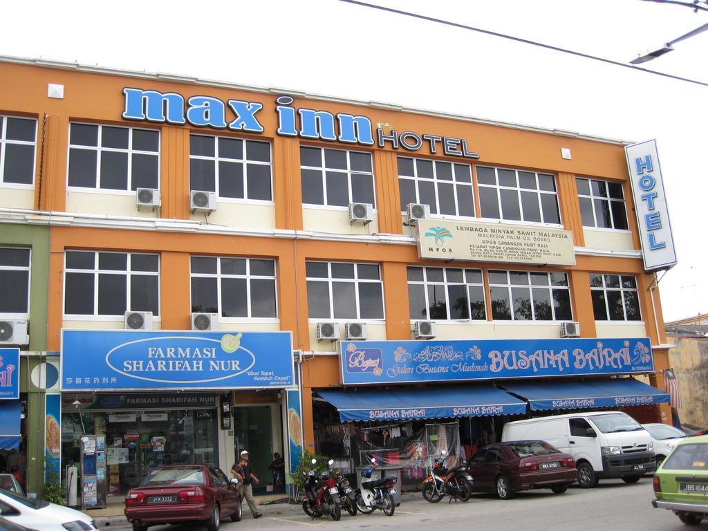 Max Inn Hotel Parit Raja Bagian luar foto