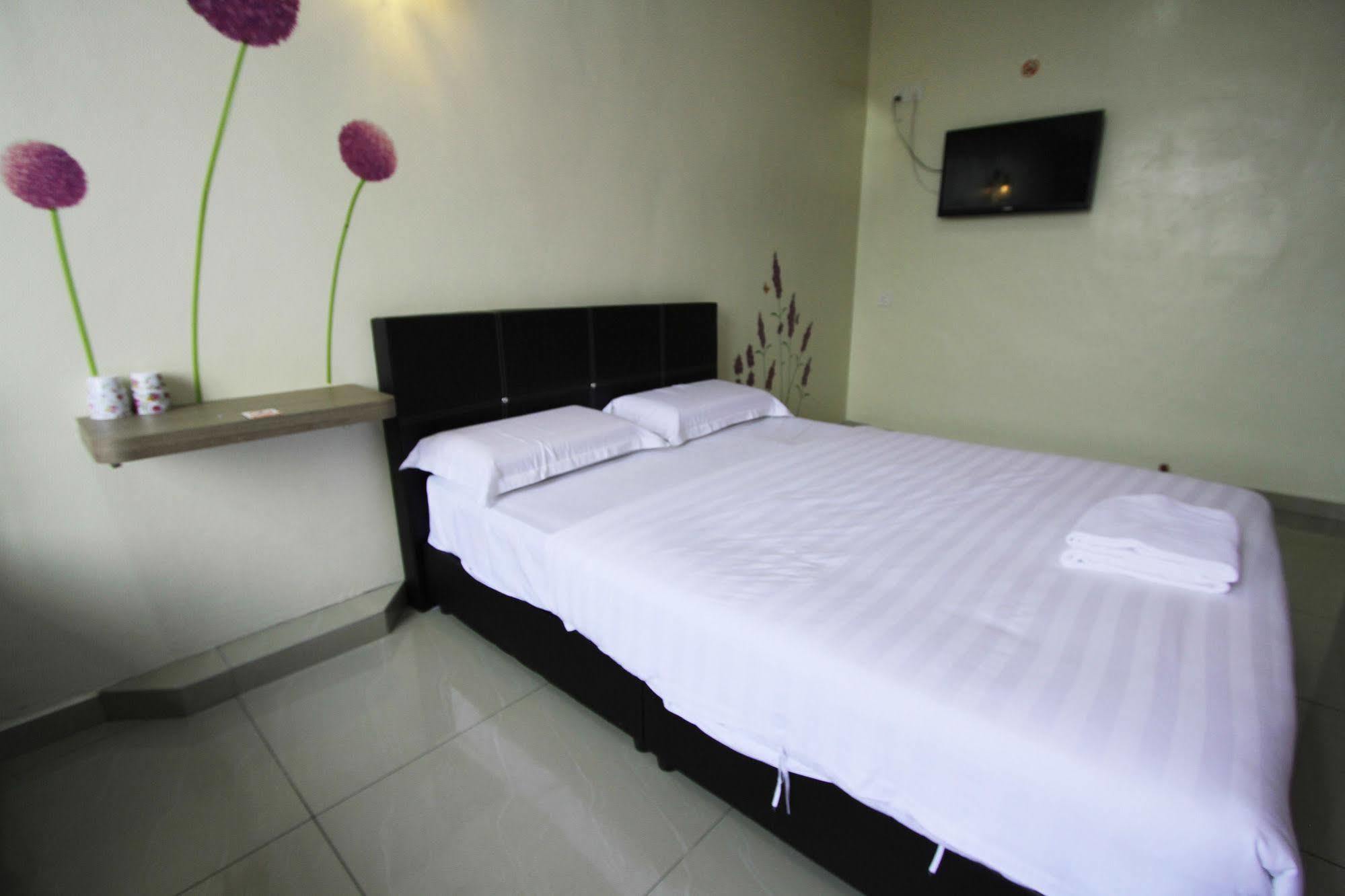 Max Inn Hotel Parit Raja Bagian luar foto