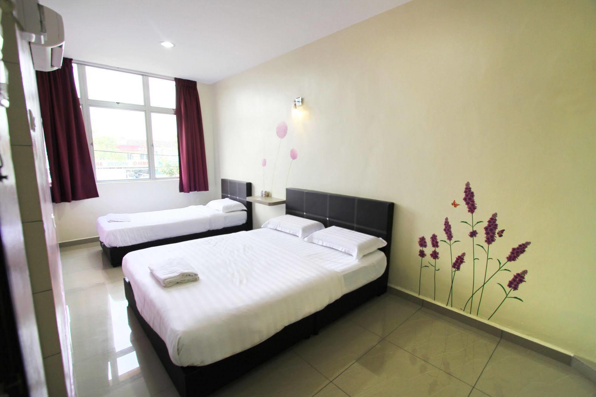 Max Inn Hotel Parit Raja Bagian luar foto