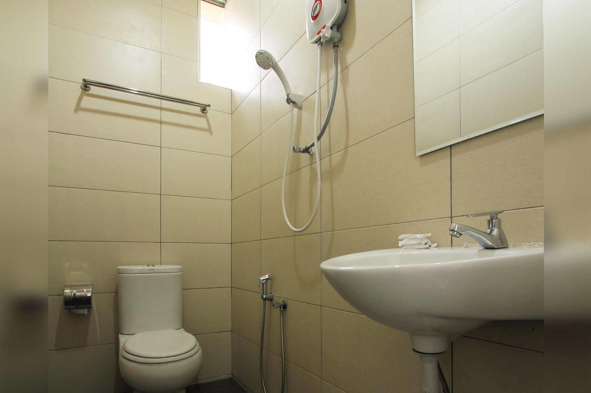 Max Inn Hotel Parit Raja Bagian luar foto