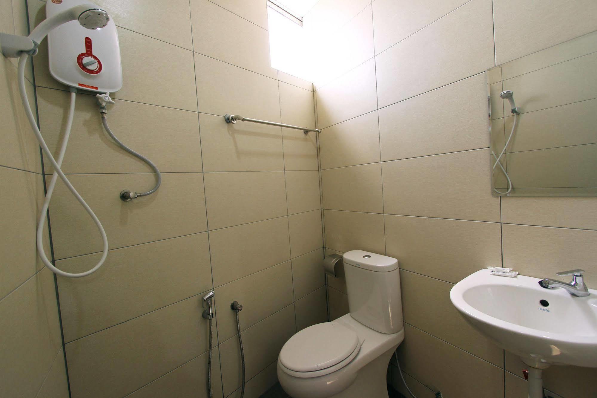 Max Inn Hotel Parit Raja Bagian luar foto