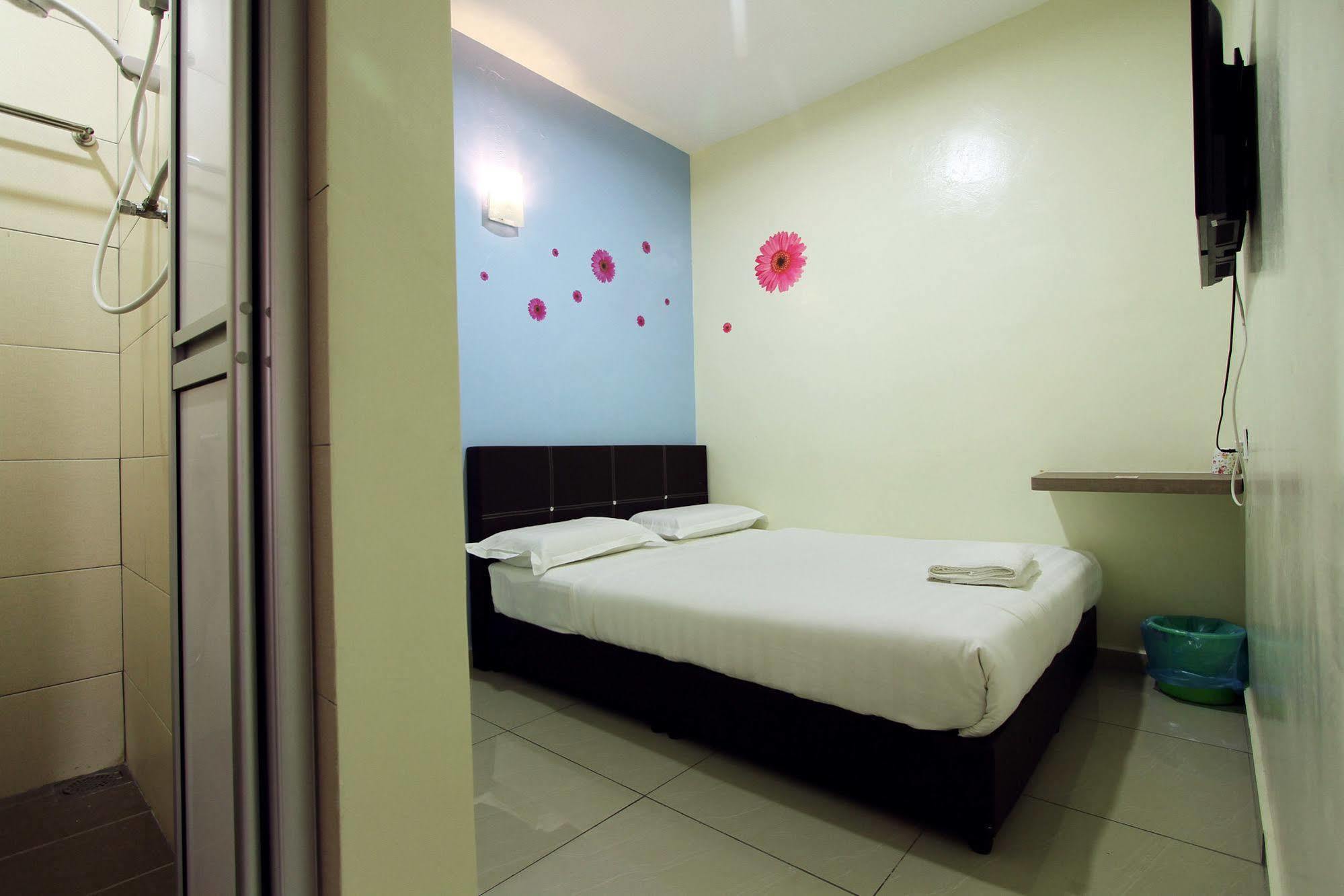 Max Inn Hotel Parit Raja Bagian luar foto