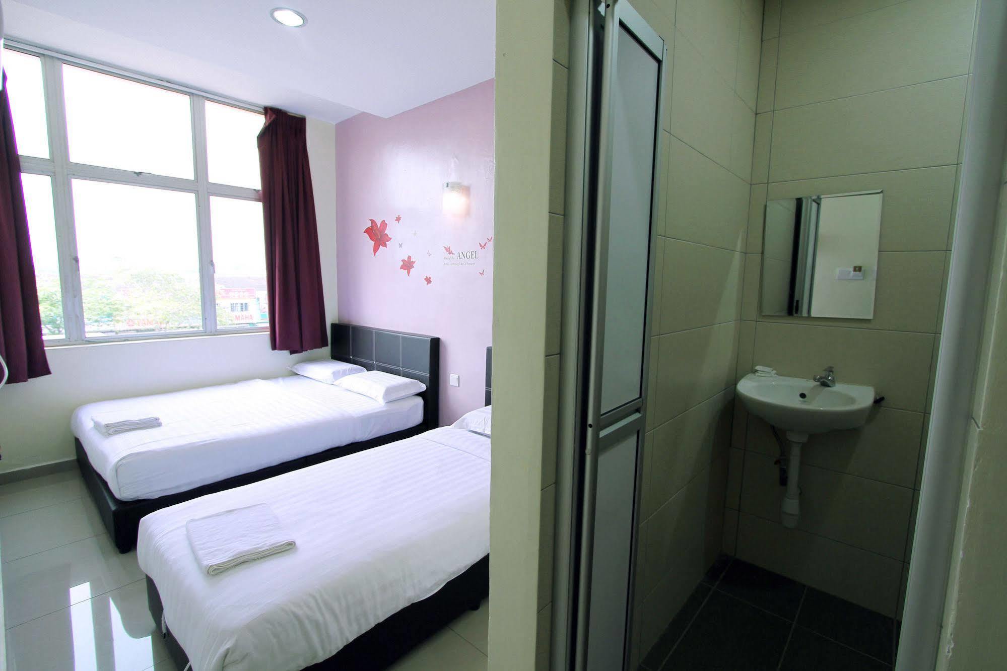 Max Inn Hotel Parit Raja Bagian luar foto