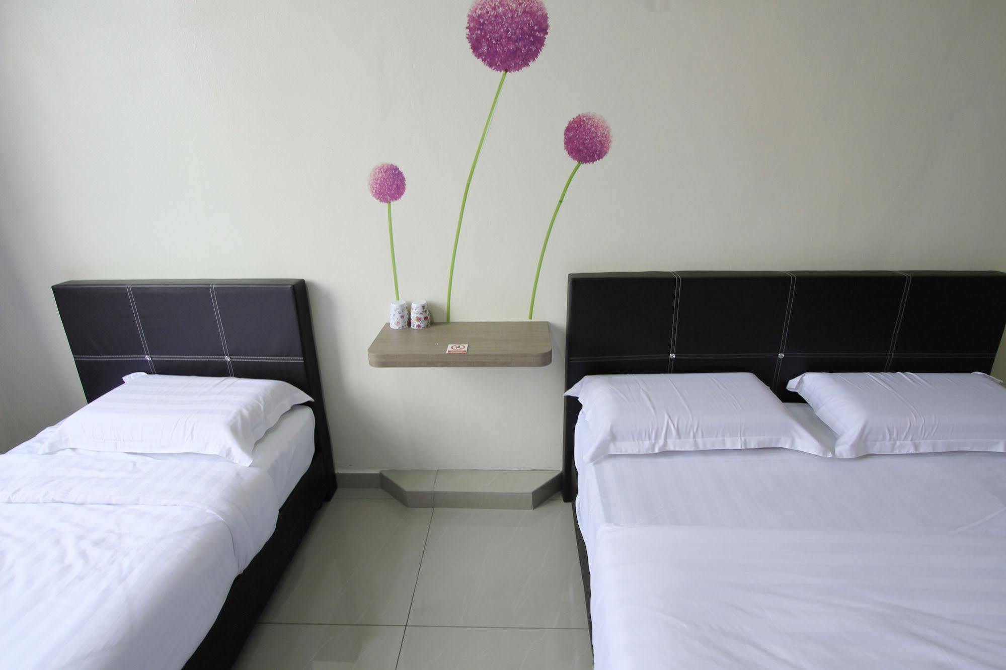 Max Inn Hotel Parit Raja Bagian luar foto