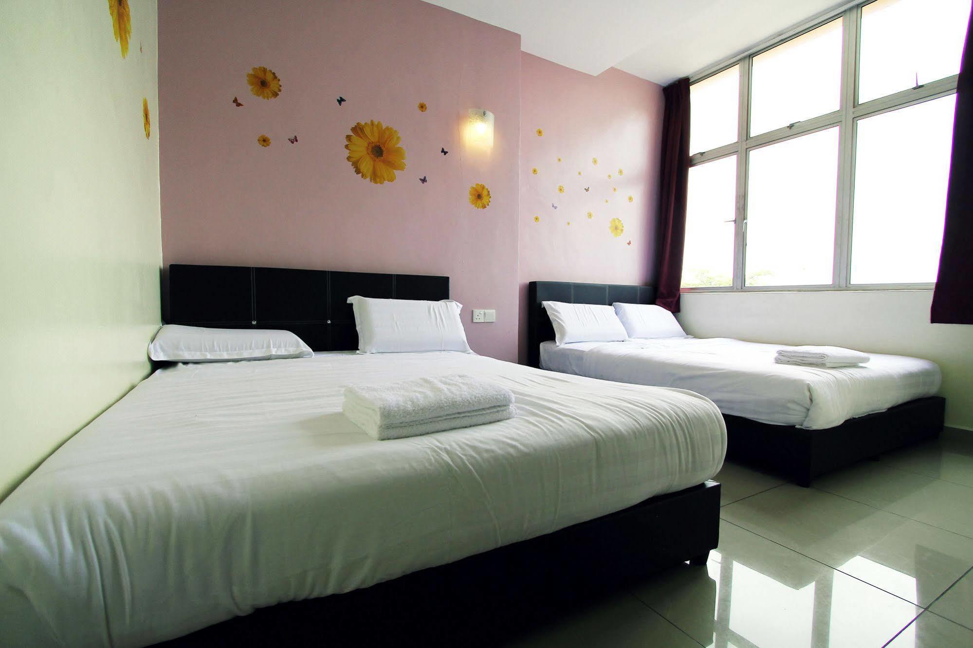 Max Inn Hotel Parit Raja Bagian luar foto
