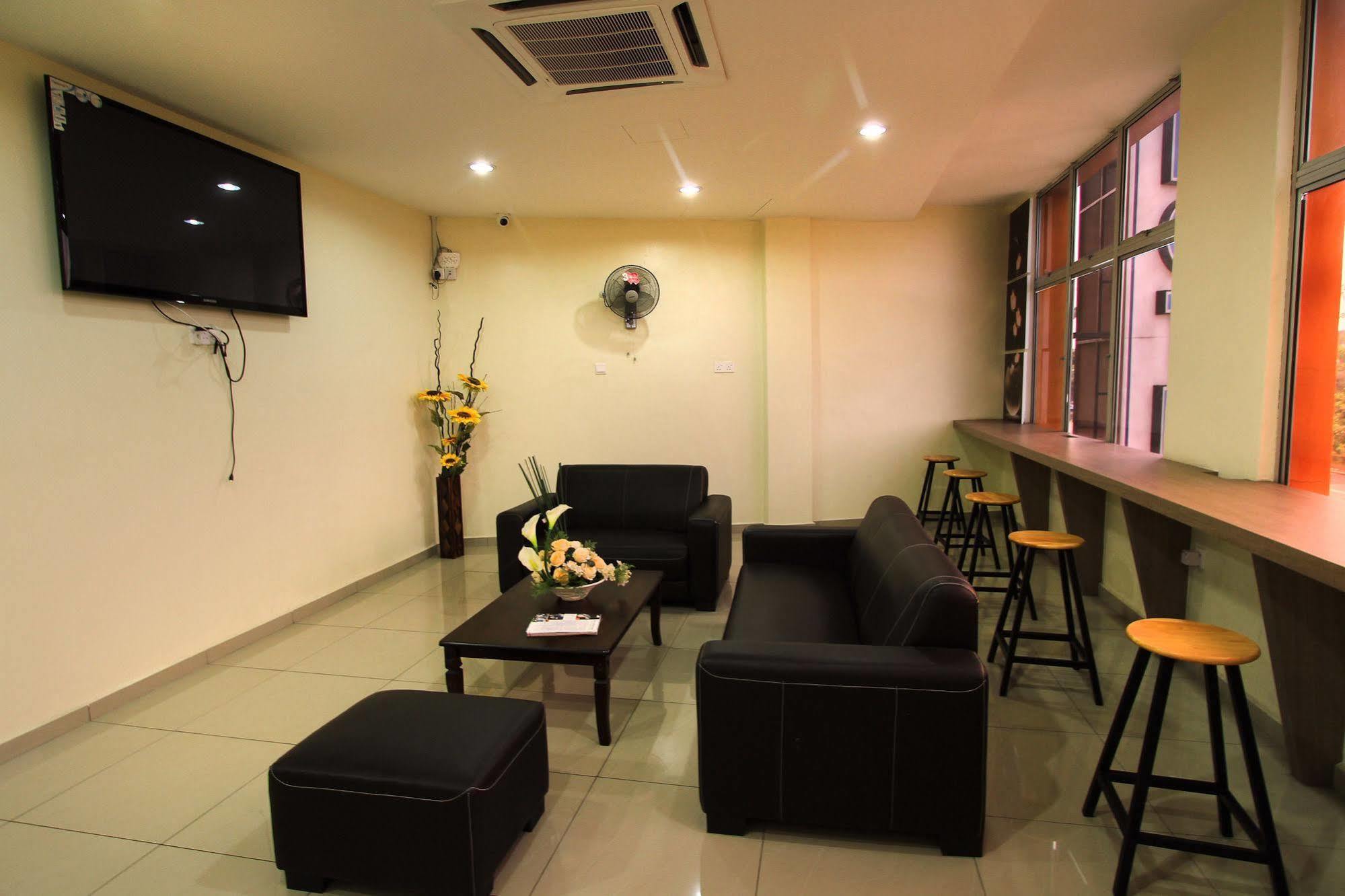 Max Inn Hotel Parit Raja Bagian luar foto