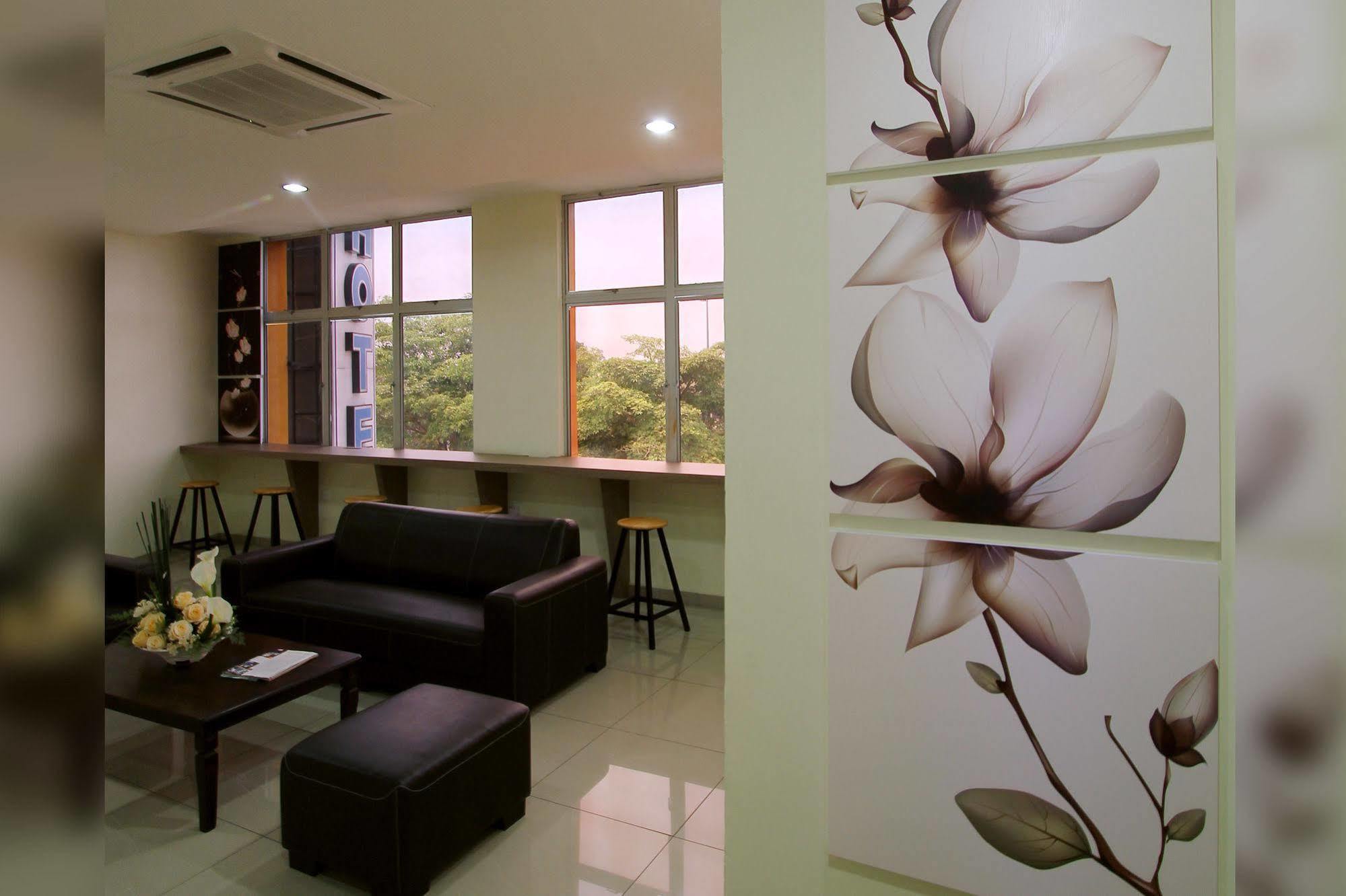 Max Inn Hotel Parit Raja Bagian luar foto