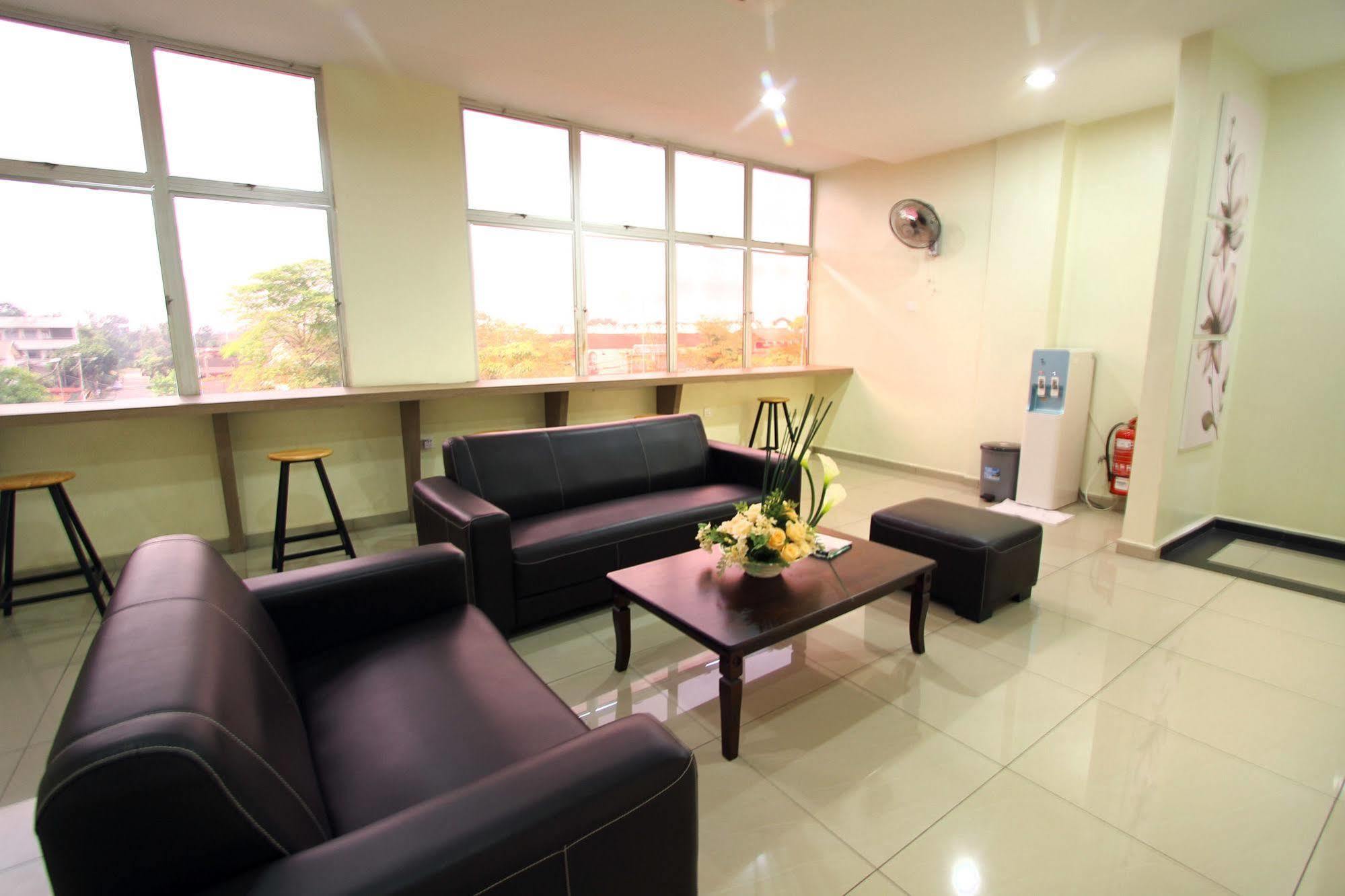 Max Inn Hotel Parit Raja Bagian luar foto